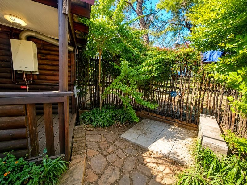 2-bedroom log cabin situated on a farm in the Beynespoort area, - Photo 8