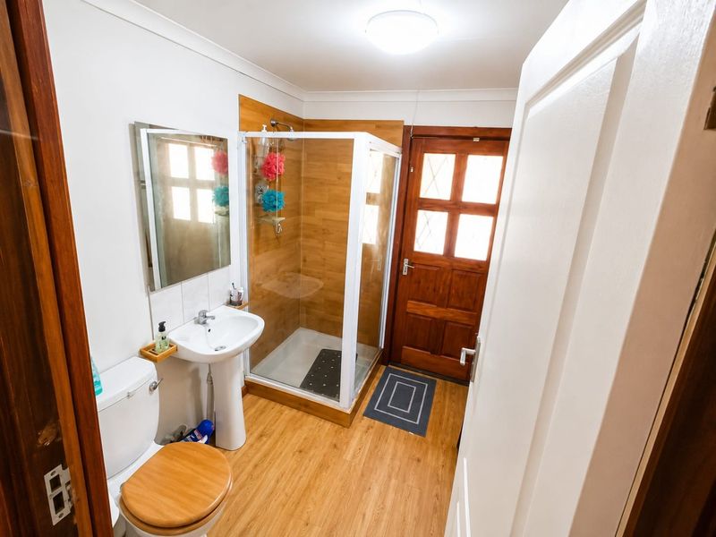 2-bedroom log cabin situated on a farm in the Beynespoort area, - Photo 7