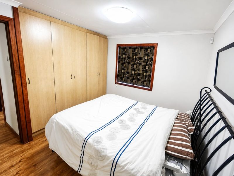 2-bedroom log cabin situated on a farm in the Beynespoort area, - Photo 6