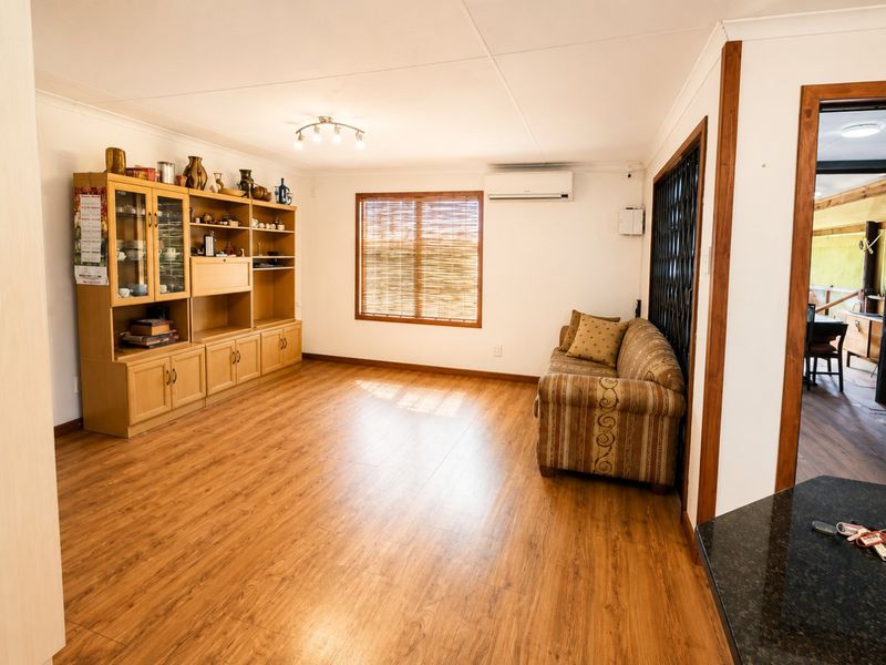 2-bedroom log cabin situated on a farm in the Beynespoort area, - Photo 3