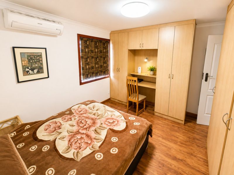 2-bedroom log cabin situated on a farm in the Beynespoort area, - Photo 5