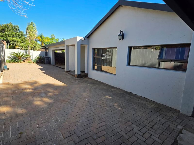 Garsfontein Family Home with Secure Garden and Staff Quarters - Photo 2