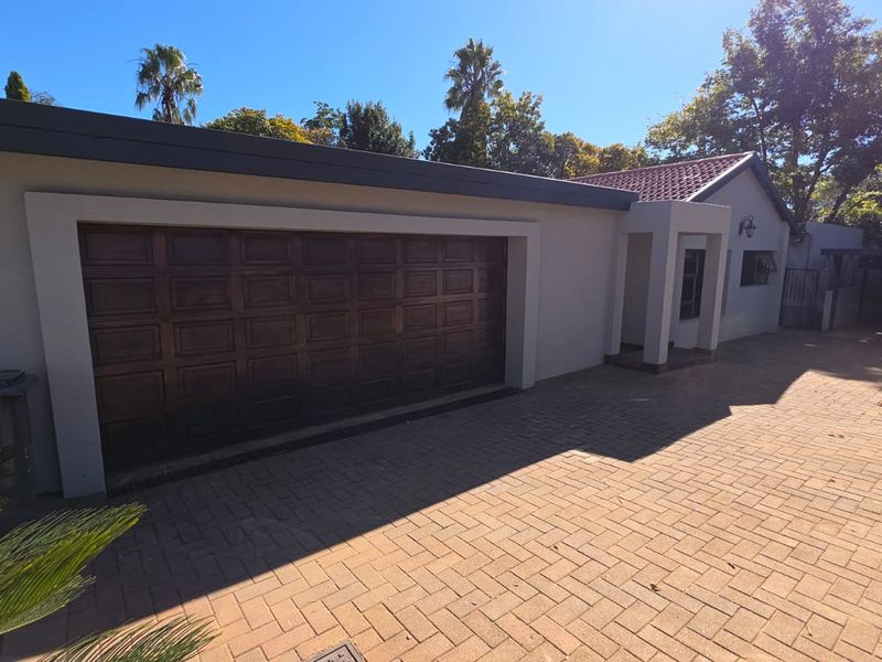 Garsfontein Family Home with Secure Garden and Staff Quarters - Photo 3