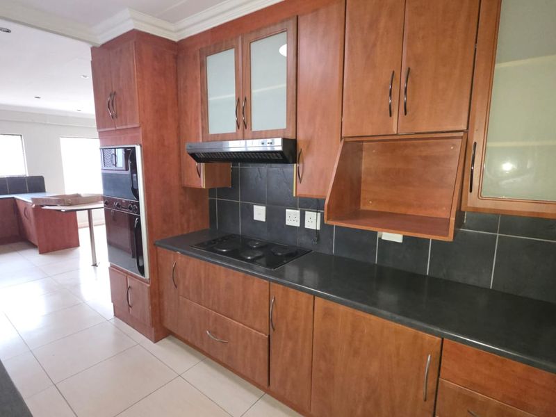 Garsfontein Family Home with Secure Garden and Staff Quarters - Photo 10