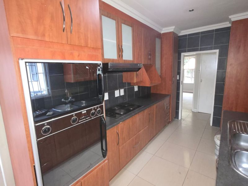 Garsfontein Family Home with Secure Garden and Staff Quarters - Photo 9