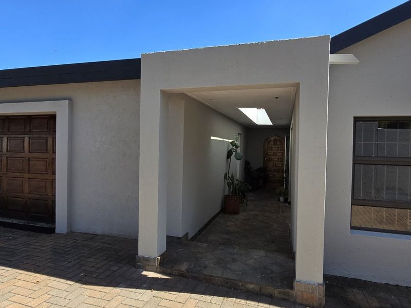 Garsfontein Family Home with Secure Garden and Staff Quarters - Photo 1