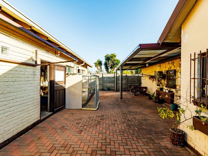 Warm, secure family home in Witpoortjie - Photo 3