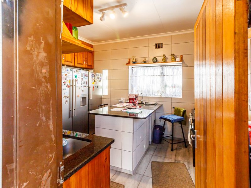 Warm, secure family home in Witpoortjie - Photo 6
