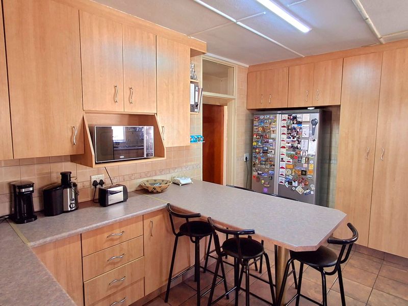Spacious 4-Bedroom Family Home with Pool, Lapa & Business Potential in Sasolburg - Photo 3