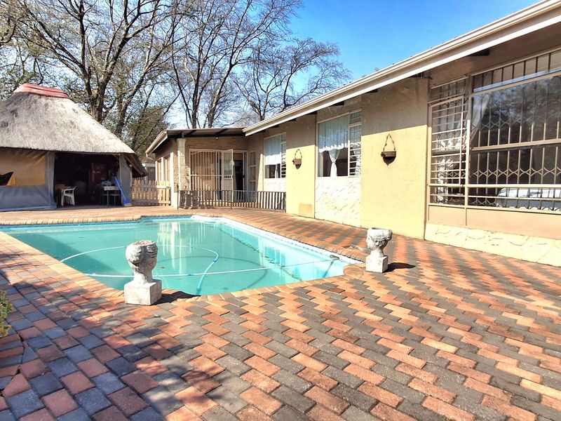 Spacious 4-Bedroom Family Home with Pool, Lapa & Business Potential in Sasolburg - Photo 4
