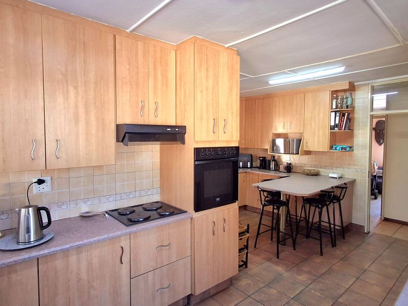 Spacious 4-Bedroom Family Home with Pool, Lapa & Business Potential in Sasolburg - Photo 6