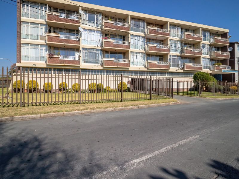 Spacious 3 Bed Flat in Michaelangelo-Gresswold - Photo 1