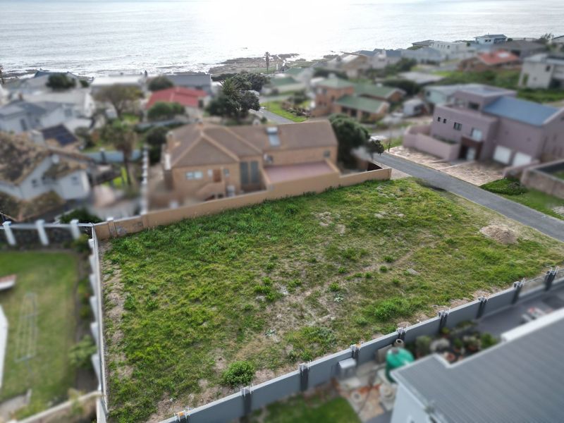 Vacant land for sale in the Heart of Perlemoenbaai - with partial sea views. - Photo 1