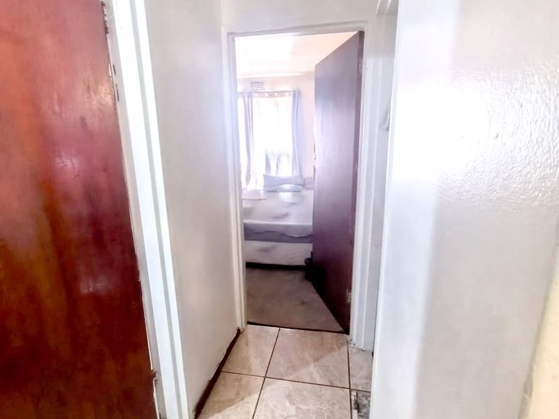 Two Bedroom Apartment For Sale in Grassy Park - Photo 4