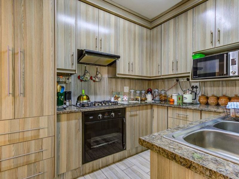 Comfortable Two-Bedroom Home with Secure Parking - Photo 1