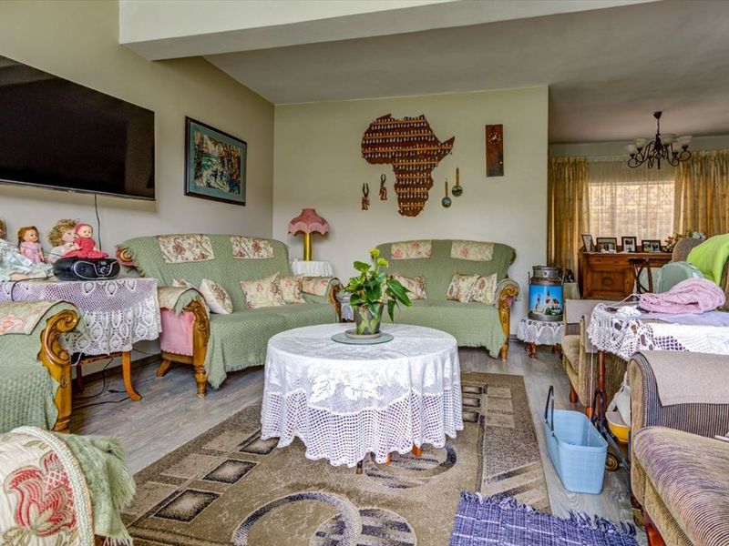 Comfortable Two-Bedroom Home with Secure Parking - Photo 2