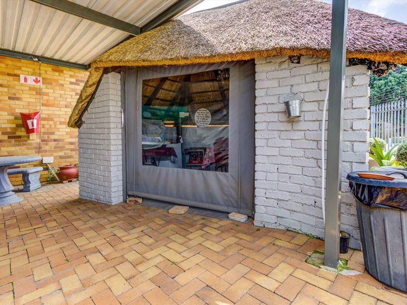 Comfortable Two-Bedroom Home with Secure Parking - Photo 3