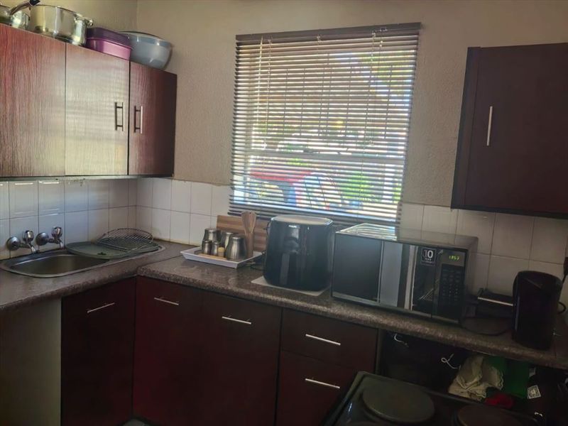 Charming One-Bedroom Home with Secure Parking - Photo 1