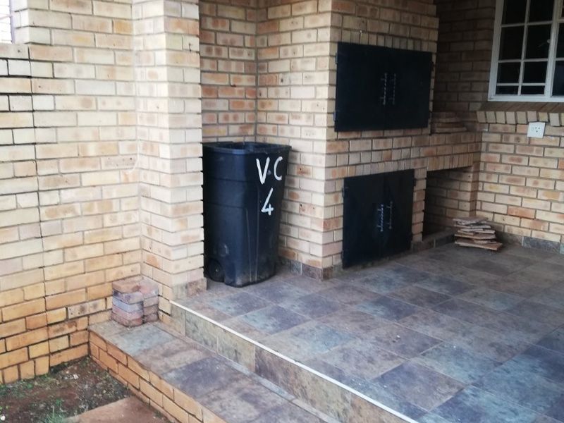 UPMARKET AND EXCLUSIVE 2 BEDROOM TOWNHOUSE TO RENT!!!! - Photo 4