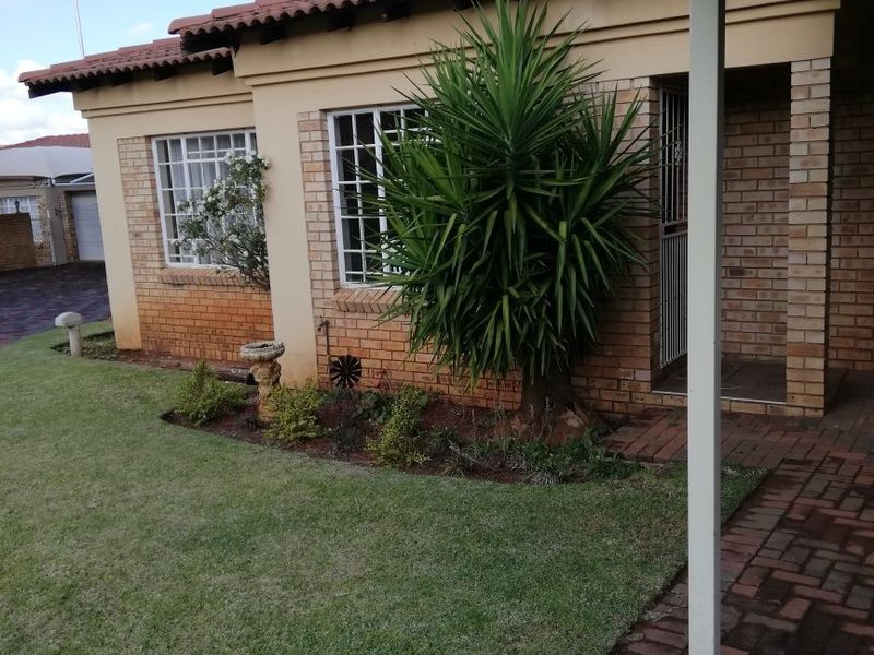 UPMARKET AND EXCLUSIVE 2 BEDROOM TOWNHOUSE TO RENT!!!! - Photo 1