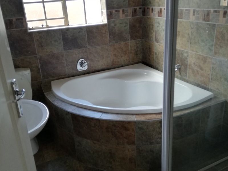 UPMARKET AND EXCLUSIVE 2 BEDROOM TOWNHOUSE TO RENT!!!! - Photo 9