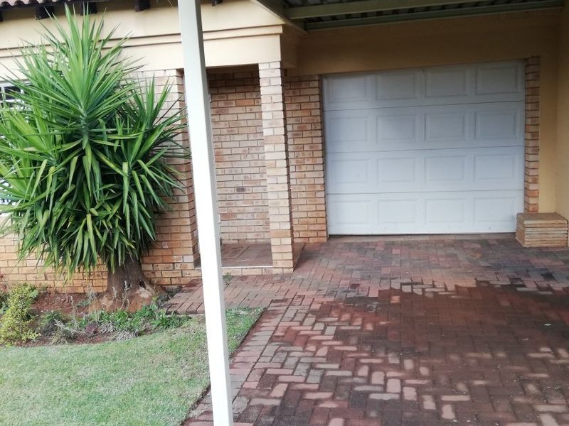 UPMARKET AND EXCLUSIVE 2 BEDROOM TOWNHOUSE TO RENT!!!! - Photo 2