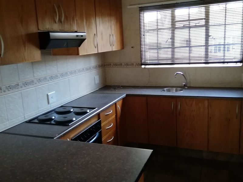 UPMARKET AND EXCLUSIVE 2 BEDROOM TOWNHOUSE TO RENT!!!! - Photo 6