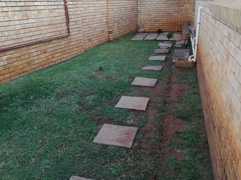 UPMARKET AND EXCLUSIVE 2 BEDROOM TOWNHOUSE TO RENT!!!! - Photo 3