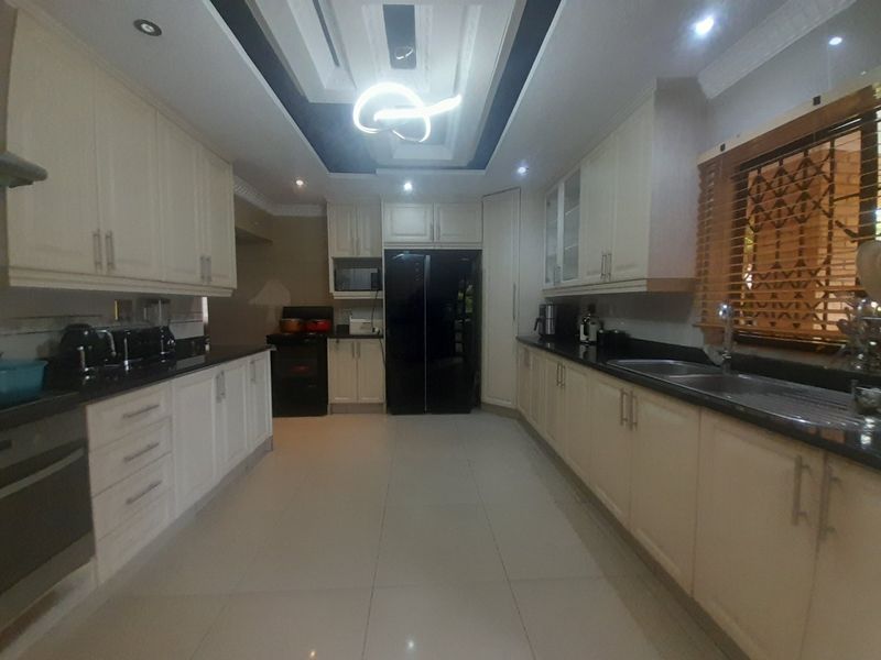 SPACIOUS FAMILY HOME. - Photo 3