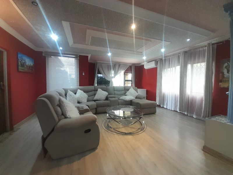 SPACIOUS FAMILY HOME. - Photo 10