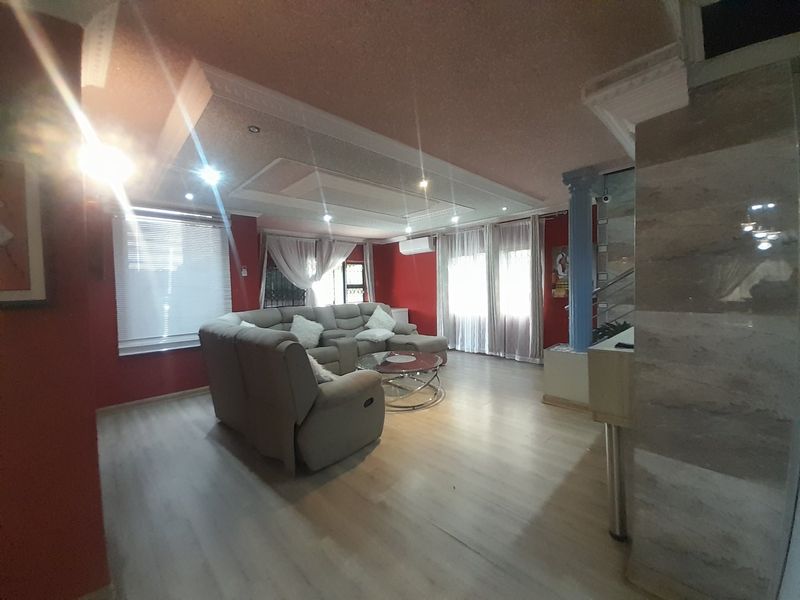 SPACIOUS FAMILY HOME. - Photo 9