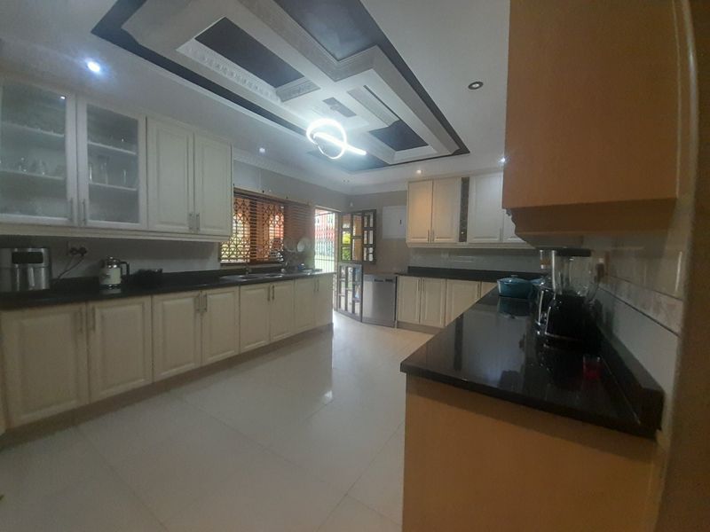 SPACIOUS FAMILY HOME. - Photo 6
