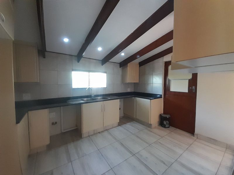SPACIOUS FAMILY HOME. - Photo 10