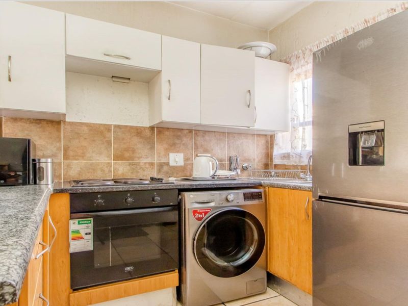 2 Bedroom Apartment / Flat for Sale in Sunninghill - Photo 1