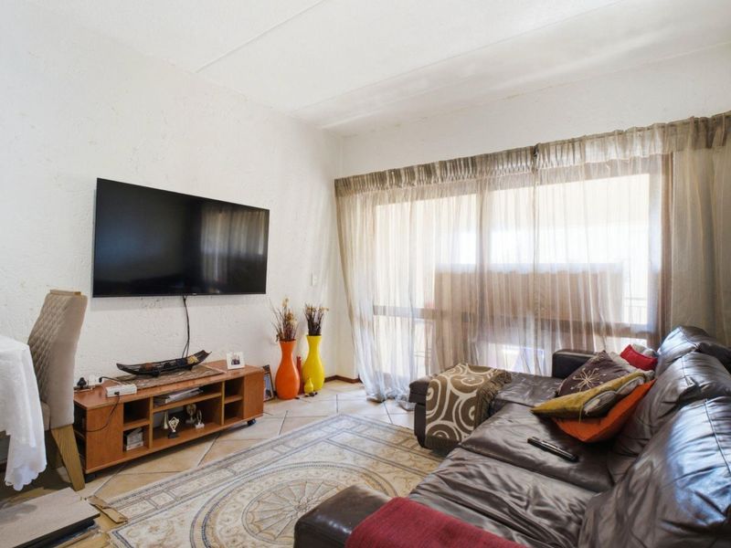2 Bedroom Apartment / Flat for Sale in Sunninghill - Photo 2