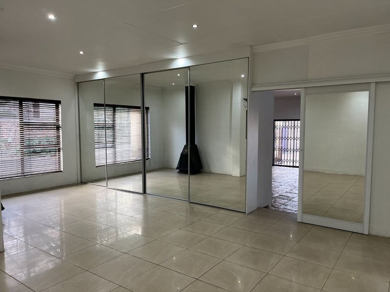 Spacious Family Home with Flatlet & Impressive Extras - Photo 4