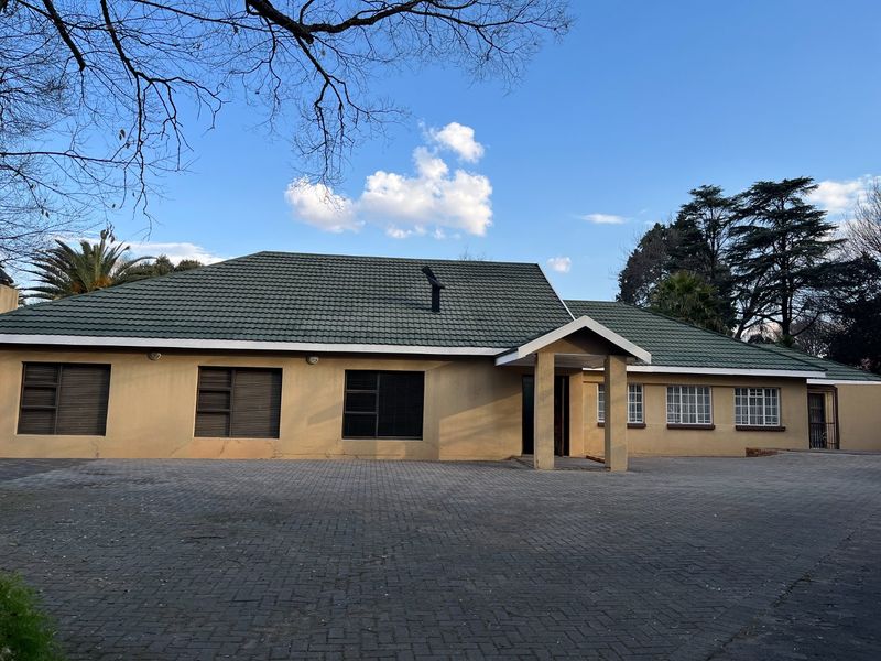 Spacious Family Home with Flatlet & Impressive Extras - Photo 2