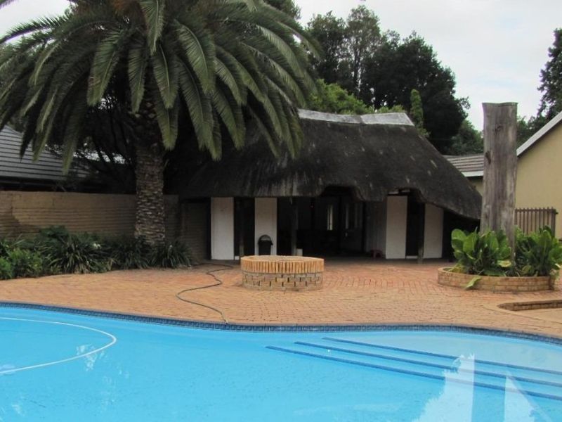 Spacious Family Home with Flatlet & Impressive Extras - Photo 3