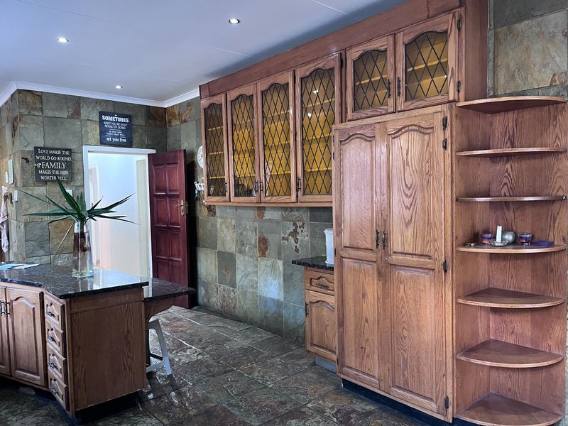 Spacious Family Home with Flatlet & Impressive Extras - Photo 9