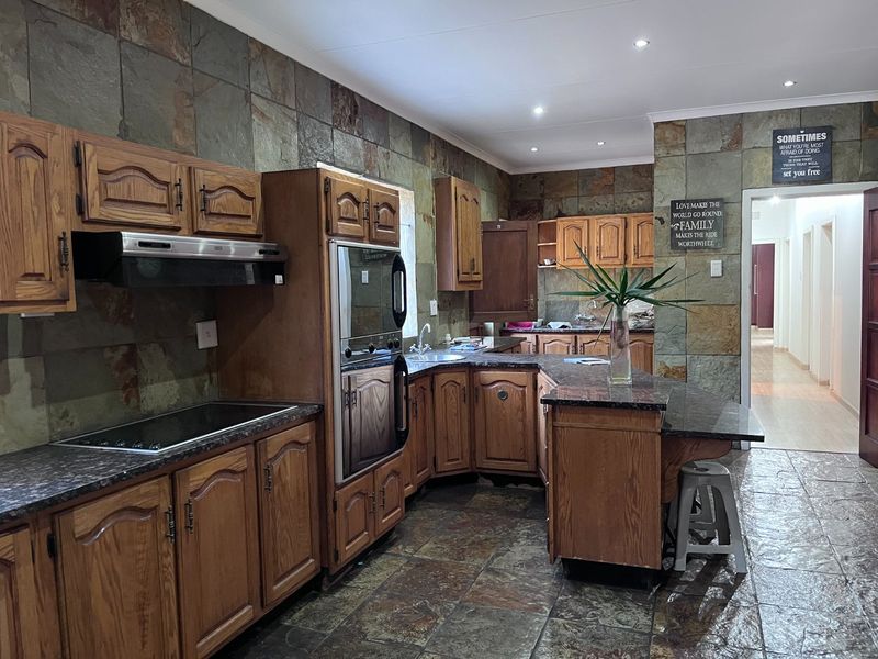 Spacious Family Home with Flatlet & Impressive Extras - Photo 10