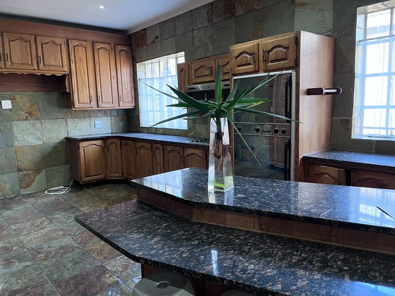 Spacious Family Home with Flatlet & Impressive Extras - Photo 8
