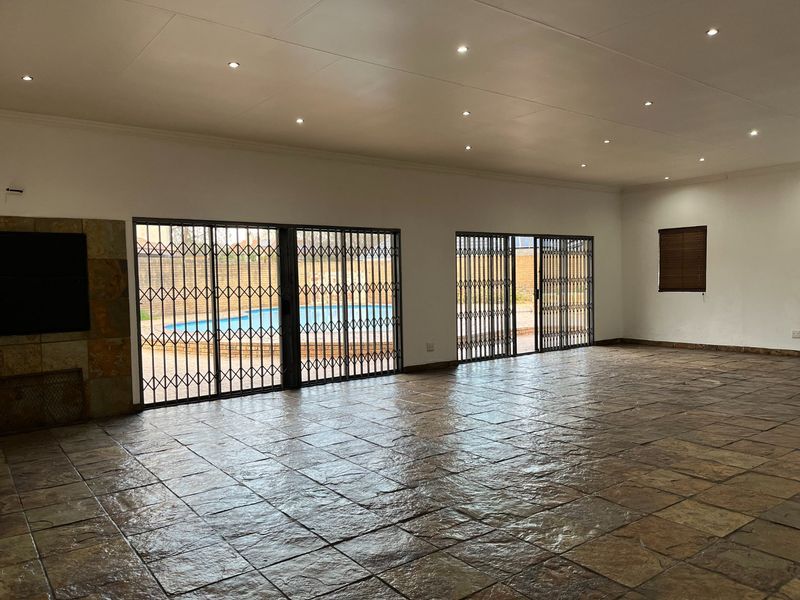 Spacious Family Home with Flatlet & Impressive Extras - Photo 7