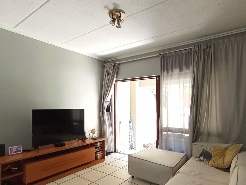 1 Bedroom Ground-Floor Apartment for Sale, Lonehill - Photo 3