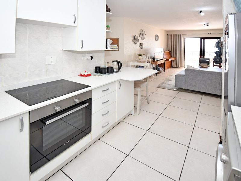 Spacious First Floor Apartment with Panoramic Views - Photo 8