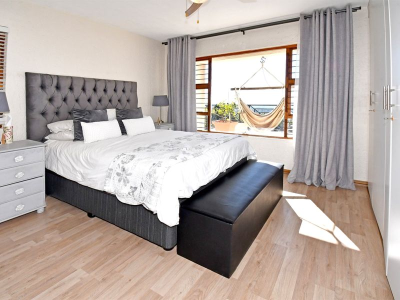 Spacious First Floor Apartment with Panoramic Views - Photo 10