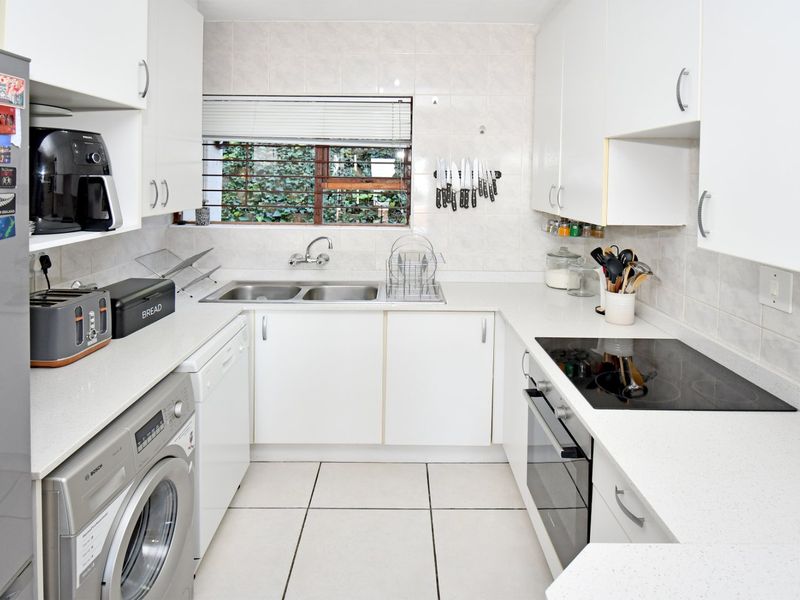 Spacious First Floor Apartment with Panoramic Views - Photo 9