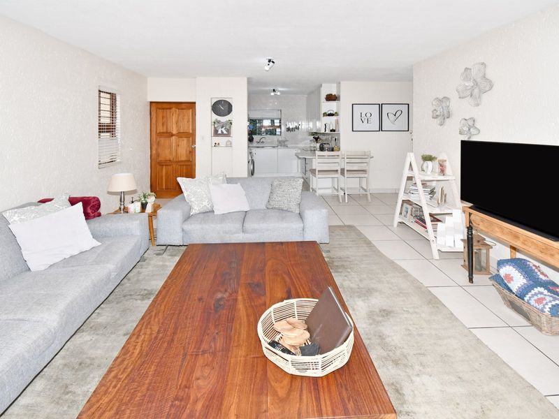 Spacious First Floor Apartment with Panoramic Views - Photo 5