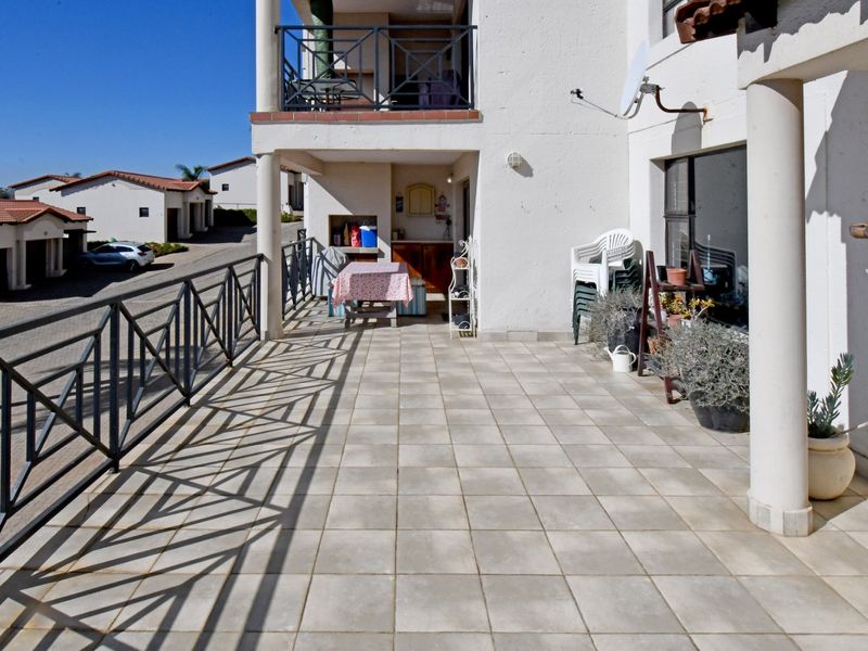 Spacious First Floor Apartment with Panoramic Views - Photo 4