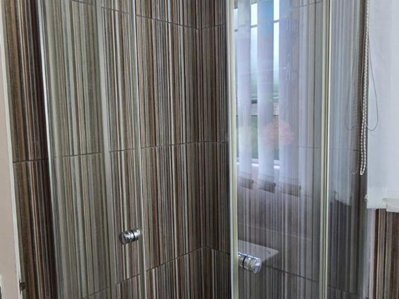 Well Maintained, Spacious Three bed, Two bath family home in Queensburgh - Photo 8