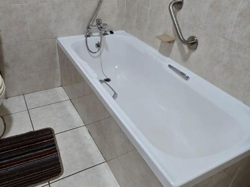 Well Maintained, Spacious Three bed, Two bath family home in Queensburgh - Photo 7